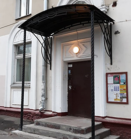 Козырек над подъездом