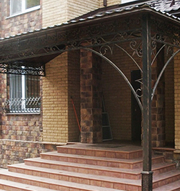 Козырек у крыльца