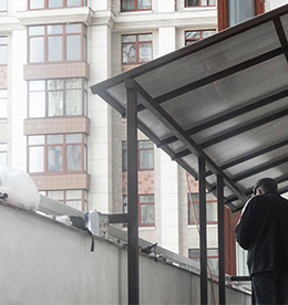 Навес металлический на балконе